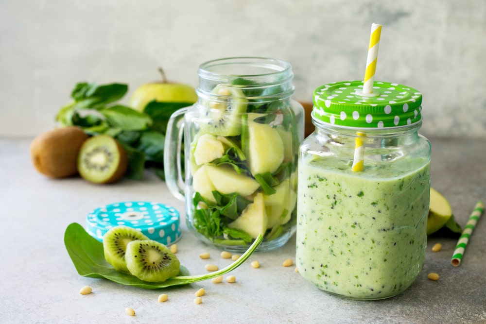 Jablečné smoothie s kiwi a proteinem ve sklenicích s brčkem